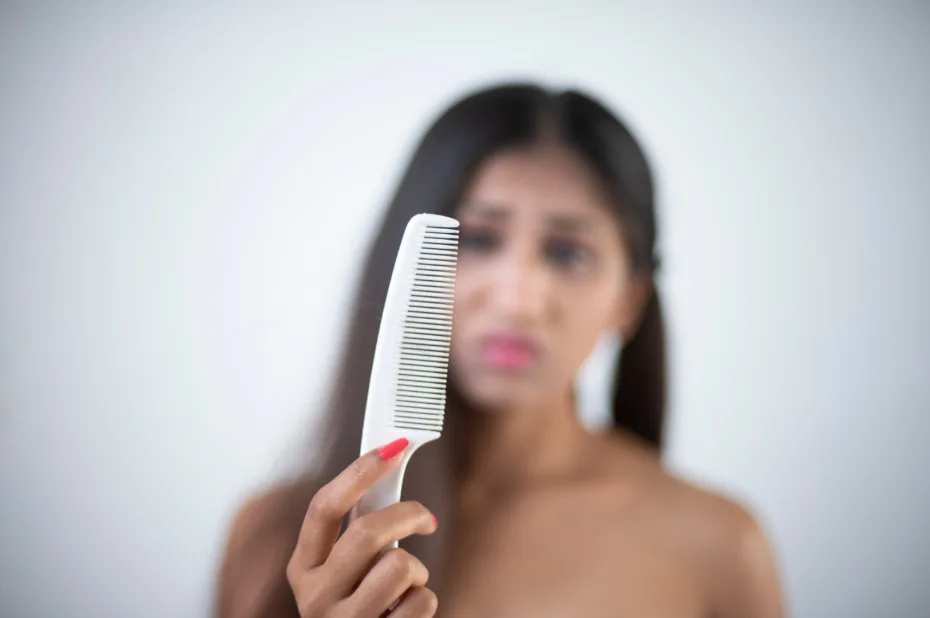 أبرز 8 أسباب لتساقط الشعر