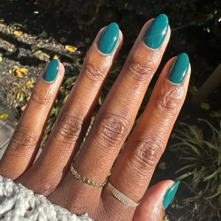 تصاميم مناكير باللون الأخضر لإطلالة أنيقة وعصرية - صورة 4