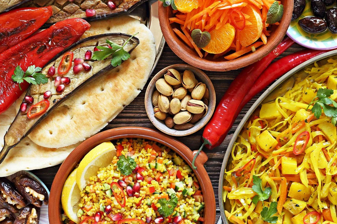 رحلة غذائية حول العالم: 5 عادات صحية مستوحاة من ثقافات مختلفة