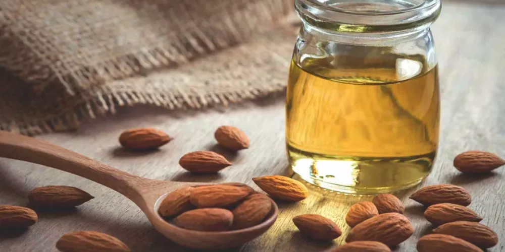 زيت اللوز .. كيف يفيد في محاربة الهالات السوداء؟