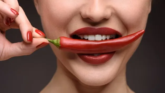 صيحة نفخ الشفاه بفركها بالفلفل الأحمر.. هل هي آمنة؟