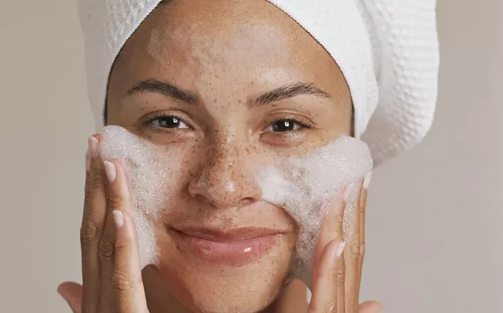 طرق العناية بمسامات الوجه وكيفية تقليل ظهورها