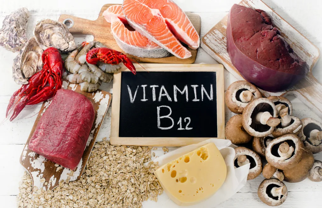 فيتامين B12: فوائده المذهلة للطاقة والدماغ