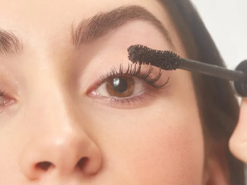 كيف تزيلين الماسكارا المضادة للماء بـ 5 خطوات ؟ - صورة 2