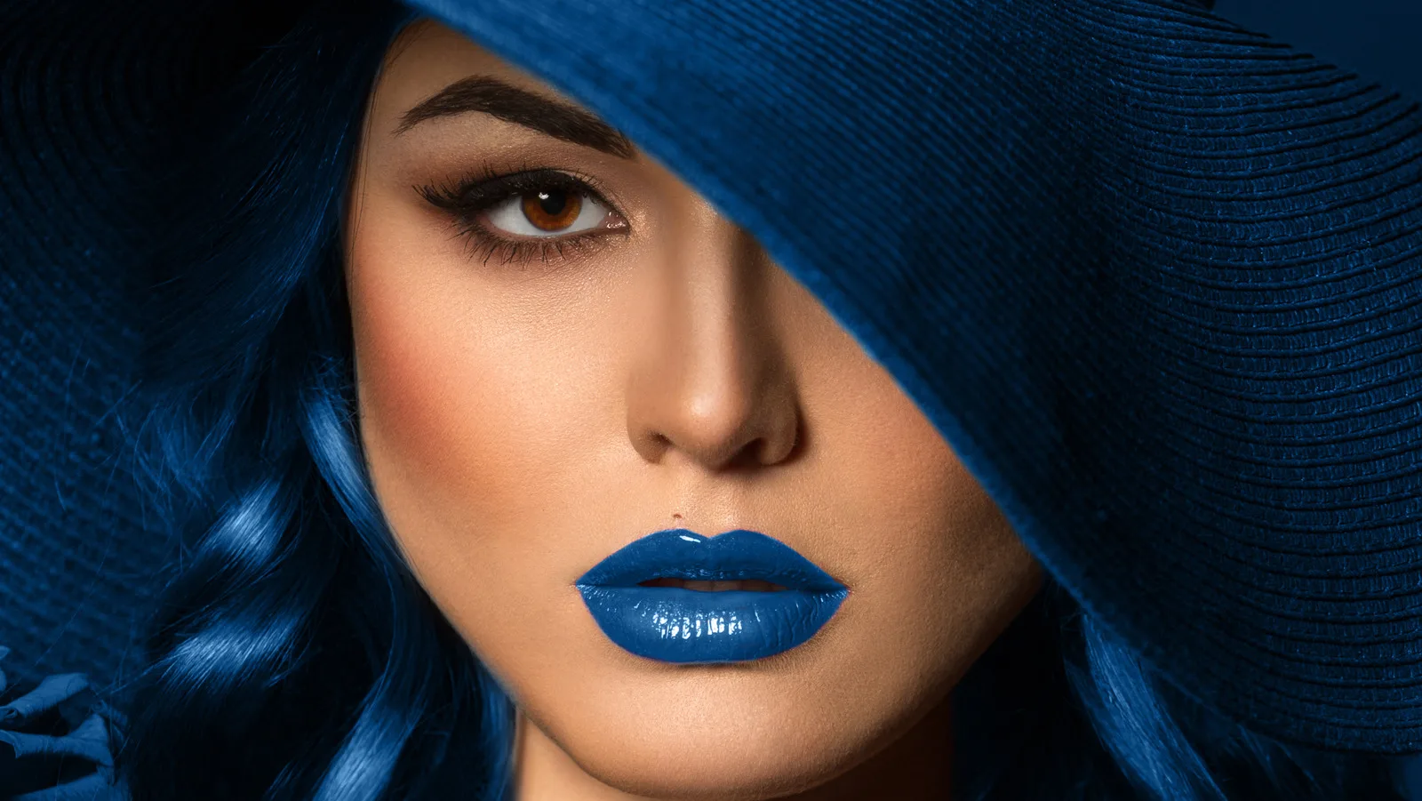 ما هي ألوان أحمر الشفاه التي تجعل الأسنان أكثر بياضًا؟ - صورة 8