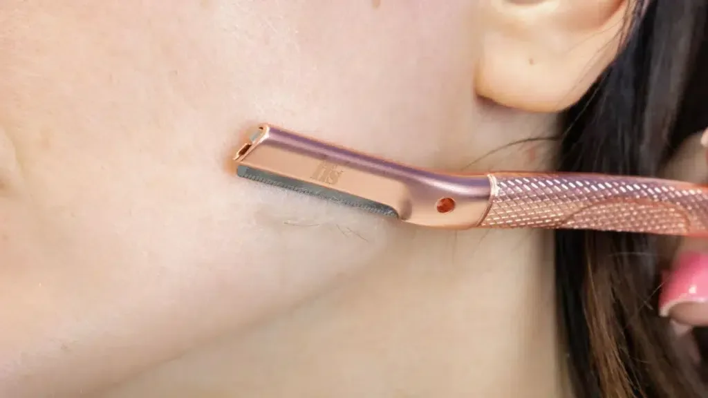 ما هي فوائد الديرمابلانينغ في إزالة الشعر وتقشير بشرة الوجه؟