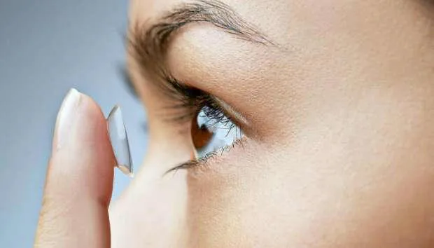 مخاطر ارتداء العدسات اللاصقة خلال الطقس المتقلب