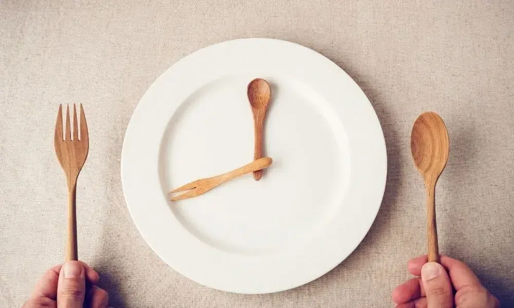 10 فوائد صحية مدعومة بالأبحاث العلمية للصيام المتقطع