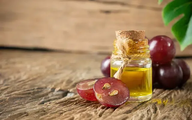 8 فوائد صحية وجمالية يقدمها لك زيت بذور العنب