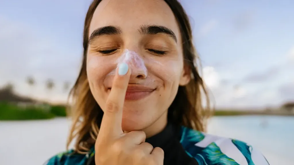 5 أسباب تجعلك تضعين واقي الشمس حتى في المنزل - صورة 4