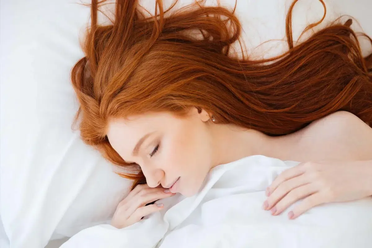 5 طرق لحماية شعرك أثناء النوم