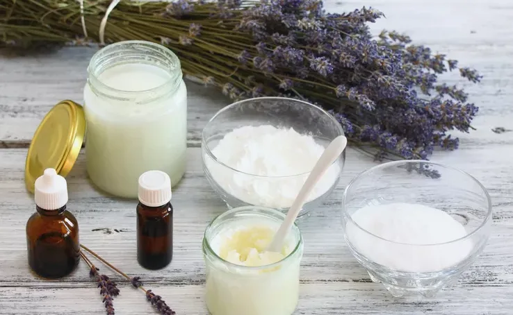 أفضل مزيلات العرق بمكونات طبيعية