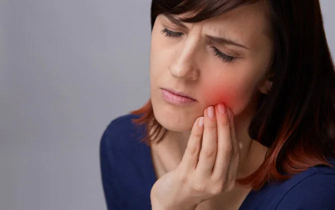 7 طرق طبيعية للقضاء على ألم الاسنان