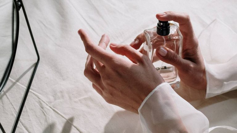 بعض الأفكار للحصول على رائحة عطر تدوم لفترة أطول