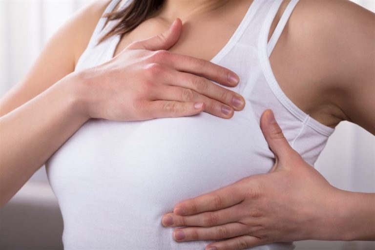 سبب ألم الثدي عند لمسه وطرق العلاج