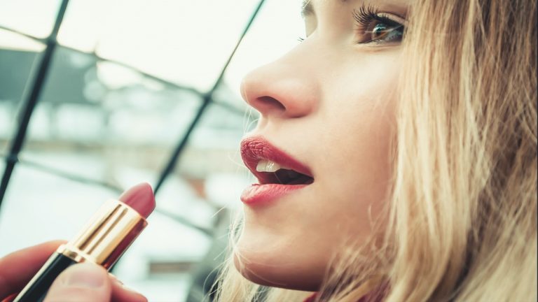 كيفية تطبيق أحمر الشفاه السائل للمبتدئين بـ 5 خطوات