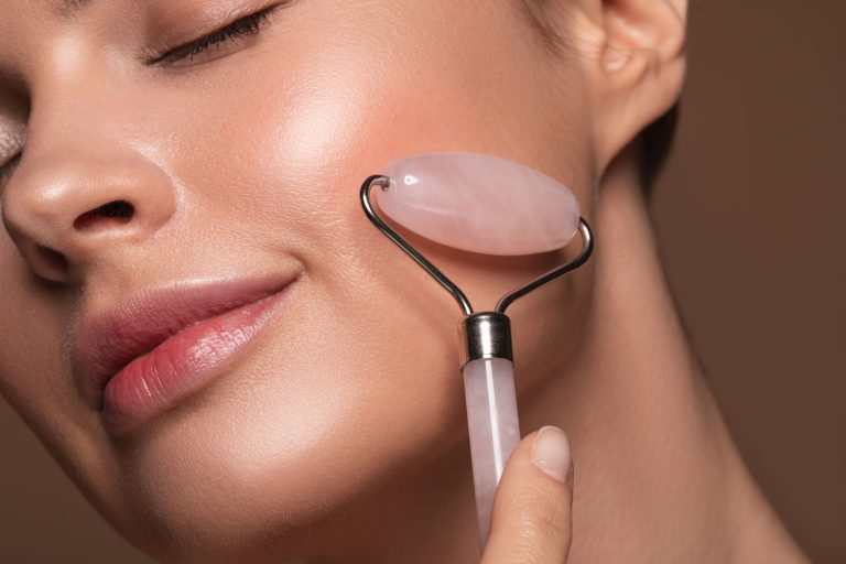 7 من أفضل الأدوات لتدليك الوجه والتخلص من الانتفاخ