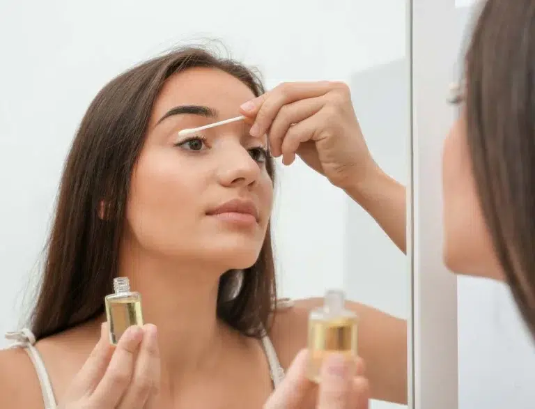 خمس خلطات طبيعية سهلة لتطويل الرموش في المنزل
