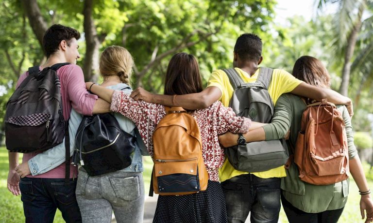 موديلات حقائب تحتاجها كل طالبة جامعية