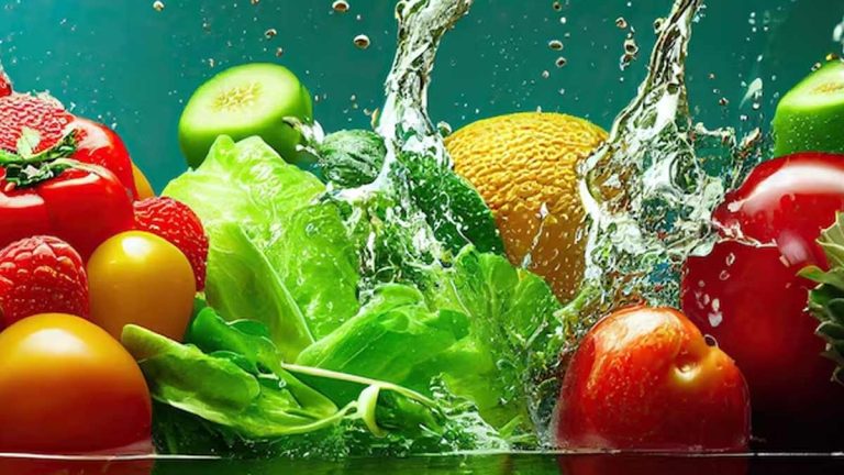 إليك 5 أطعمة غنية بالمياه للحفاظ على رطوبتك