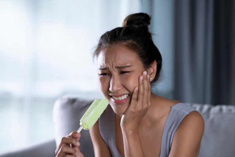 تعرفي على كيفية التخلص من مشاكل الأسنان الحساسة
