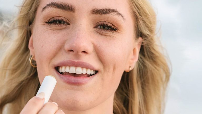 تعرفي على 5 نصائح للعناية اليومية بشفاهك