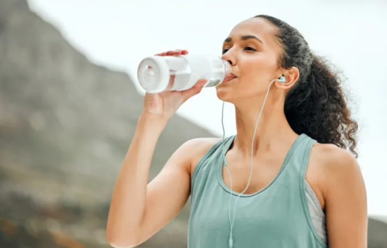 علامات تدل على أنك تحتاج إلى شرب المزيد من الماء