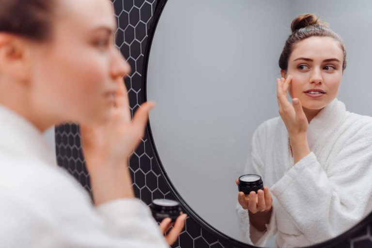 تطبيقات للعناية بالبشرة في المنزل: أحدث الحلول للتجميل الشخصي