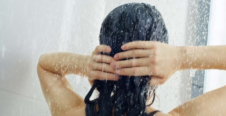 بين البارد والحار: كيف يؤثر الاستحمام على صحتك الجسدية والعقلية