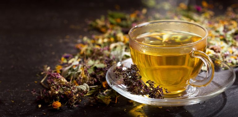 4 أنواع من الشاي تساعدك على النوم